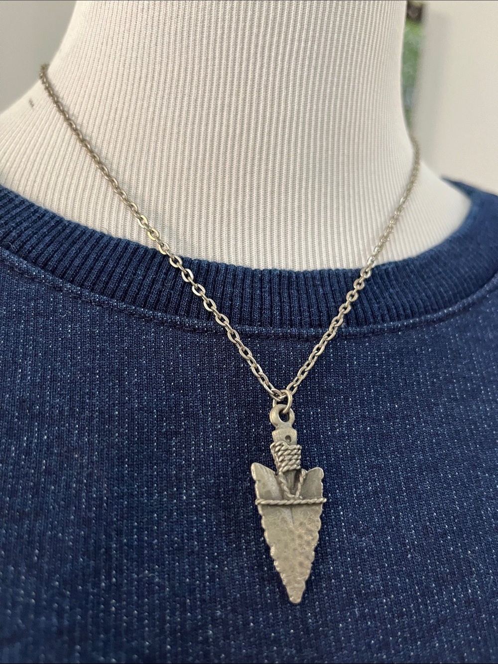 VINTAGE HAMMERED SILVER TONE ARROWHEAD PENDANT NECKLACE UNISEX